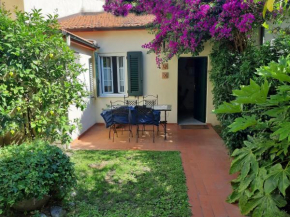 Villino San Martino 350m dal mare with covered parking, Viareggio